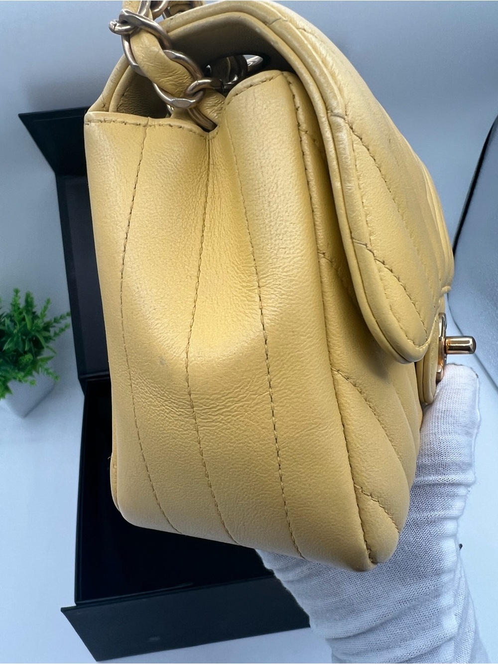 Chanel Chevron Quilted Lambskin Shoulder Bag in Yellow 🔥 - Picture 4 of 8